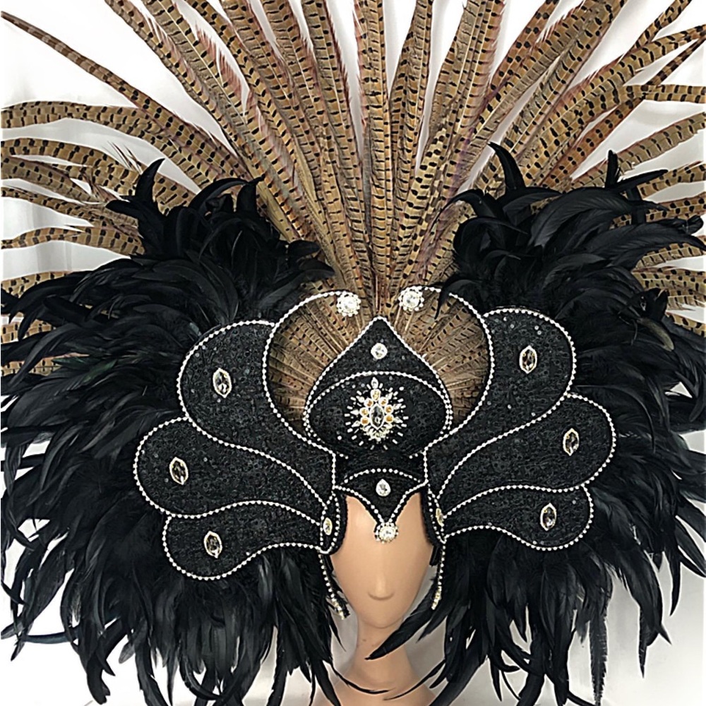 Very detail with real feathers, designed by Vanessa Barba a well known designer! - Picture 14 of 16